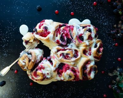 Teigschnecken mit Beerenfüllung und einem Cashewcrème-Frosting