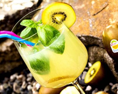 Erfrischender SunGold Kiwi Cocktail