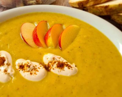 Cremige Selleriesuppe mit Äpfeln und scharfem Curry