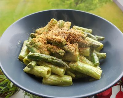 Grüner Spargel mit Pasta und Dill-Soße