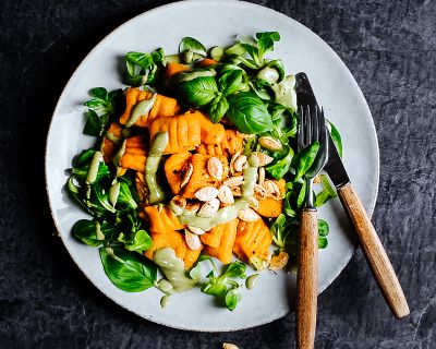 Warmer Wintersalat mit Rapunzel und selbstgemachten Kürbisgnocchi