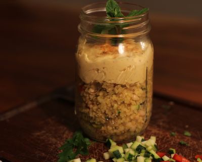 Bulgursalat mit Hummus Topping