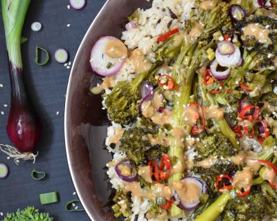 Wilder Brokkoli mit Miso und Reis (vegan)