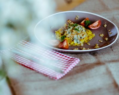 Urgetreidereis mit Zucchini-Girlande und Petersiliensauce