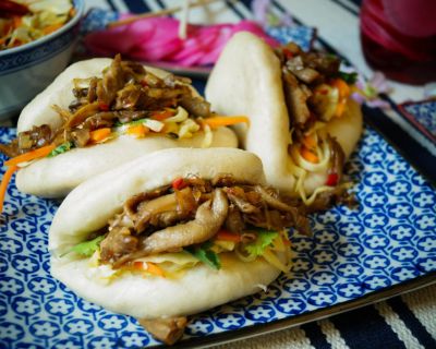 Bao Buns mit glasierten Austernpilzen und eingelegtem Rettich