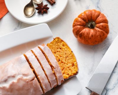 Veganer Kürbiskuchen mit köstlichem Frosting - Lass uns backen!