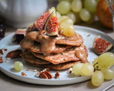 Glutenfreie Pancakes mit Dattelkaramell & Nüssen