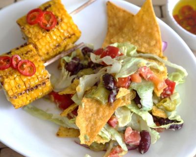 Gegrillter Chilimais mit Nachosalat