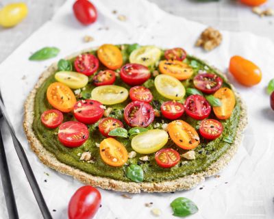 Blumenkohlpizza mit Walnuss-Spinat-Pesto