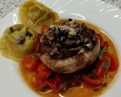 Gefüllte Champignons auf Tomatensugo