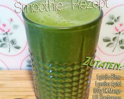 Grüner Smoothie mit Wildkräuter, Pflücksalat, Essblumen, Hanfsamen, Sellerie, Apfel, Birne und Mango
