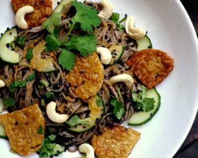 Kalte Sobanudeln mit Sesamöl, Ingwer & Tempeh