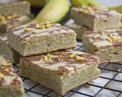 Bananen-Blondies mit weißer Schokolade