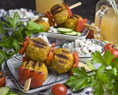 Gegrillte Curry-Knödel mit Gurken-Raita [Mangold & Muskat]