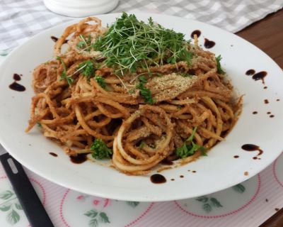Kalte Küche „Kohlrabi Spaghetti in Tomaten Sellerie Soße aus dem Mixer“ und Eiskaffee