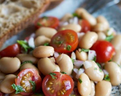 Aromatischer Weiße-Riesenbohnen-Salat mit Tomaten und Minze