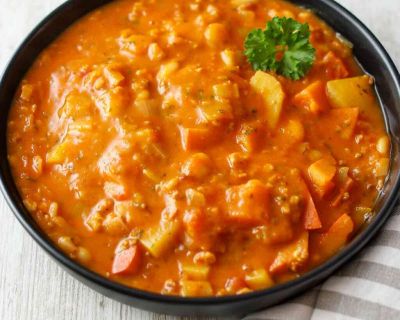 Veganer Kürbiseintopf mit Hackfleisch und weißen Bohnen