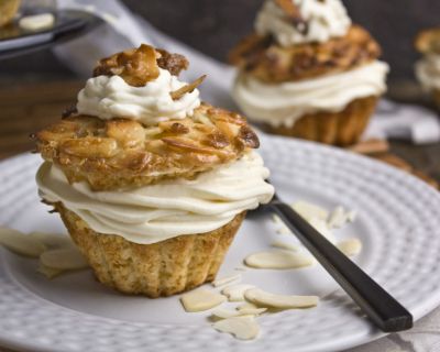 Vegane Bienenstich-Cupcakes – Happy Birthday!