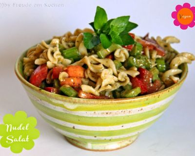 Nudelsalat mit Stangensellerie, Tomaten  & Pesto-Senf-Dressing
