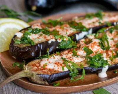 Gebackene Aubergine mit cremiger Sesamsoße – einfach, vegan & lecker