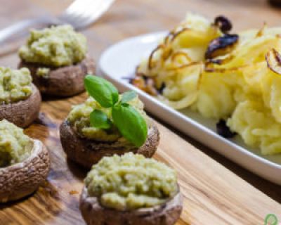 Gefüllte Champignons mit Kartoffelstampf und Röstzwiebeln