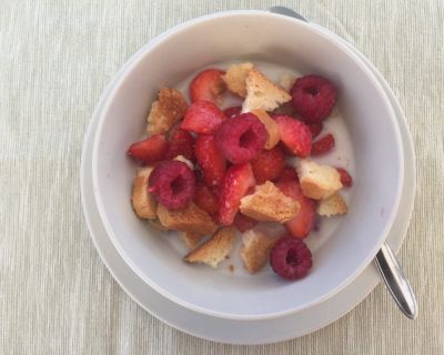 Erdbeeren mit Kokos-Zwieback und Vanille-Mandelmilch