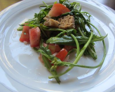 Tomaten-Rucola-Salat mit Brot
