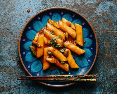 Koreanische Tteokbokki 떡볶이 – Gebratene Reiskuchen mit scharfer Sauce