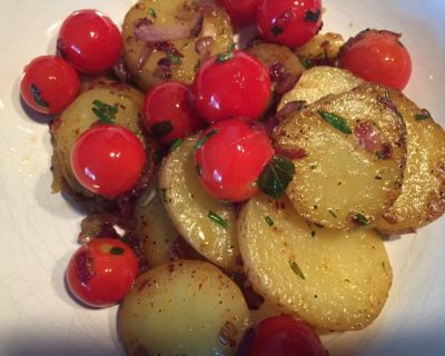 Bratkartoffeln mit frischen Kräutern und Cocktailtomaten