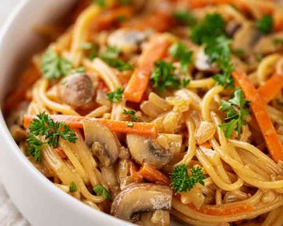 Nudeln mit Möhren, Champignons und Miso-Mandelmus-Soße