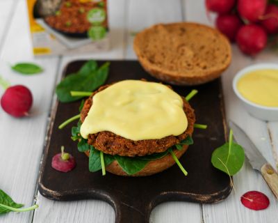 Veganer Frühlingsburger mit Sonnenblumen Hack