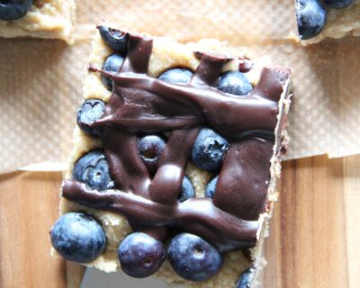 Buchweizenschnitten mit Hafer-Kokos-Karamell und Blaubeeren