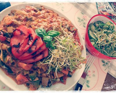 Cremig-Tomatige Lauchpfanne mit Gurkensalat