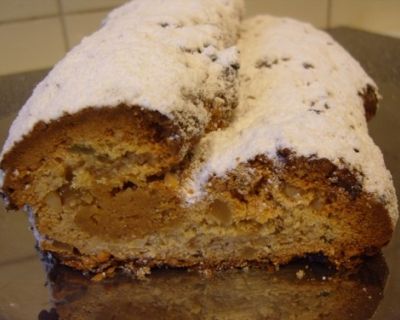 Mandelstollen mit Marzipanfüllung