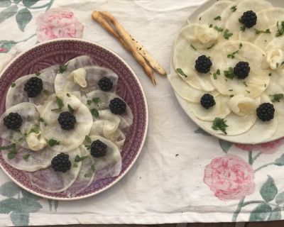 Mairüben-Carpaccio mit Brombeeren