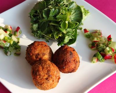 Linsenbällchen mit Salsa und Salat