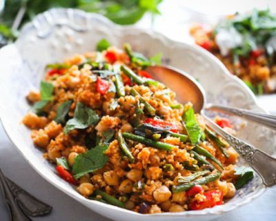 Couscous-Pfanne mit frischem Joghurt-Minz-Topping