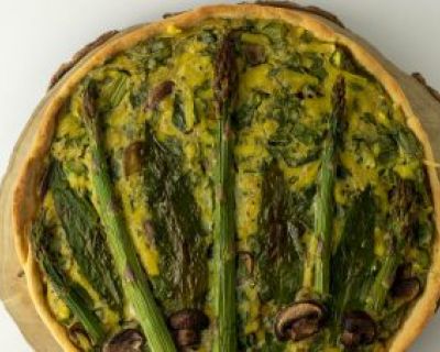 Bärlauchquiche mit grünem Spargel, Pilzen in veganem Quark-Öl-Teig