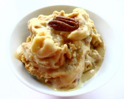 KARAMELL-ERDNUSSBUTTER-EIS MIT PEKANNÜSSEN