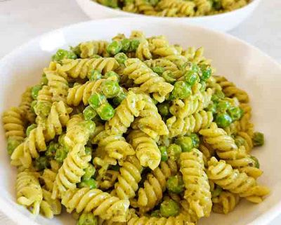Schnelle Nudeln mit Pesto und Erbsen