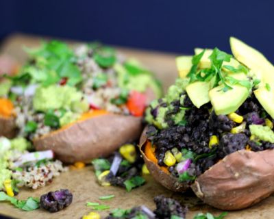 Gefüllte Süßkartoffeln mit schwarzen Linsen