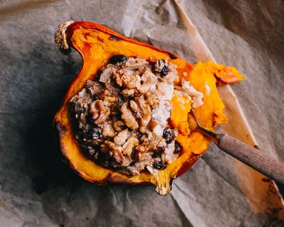 Im Kürbis gebackenes Apfel-Zimt Oatmeal mit karamellisierten Walnüssen
