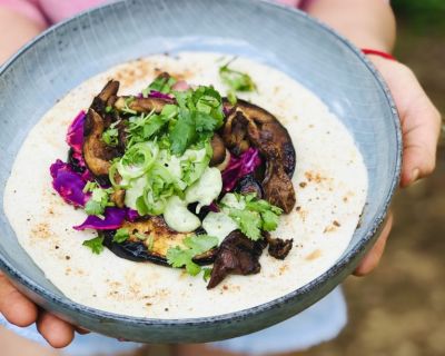 veganer Wrap mit Auberginen, Rotkohl und Joghurt-Sauce