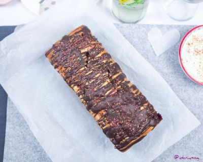 Fruchtig mit Schokolade: Bananenbrot mit Erdbeeren und Schokolade Glasur