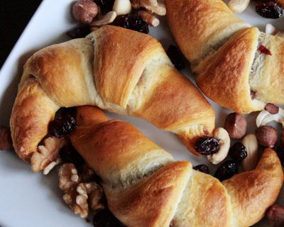 Schoko-Nuss-Croissants mit selbstgemachter Schokocreme gefüllt