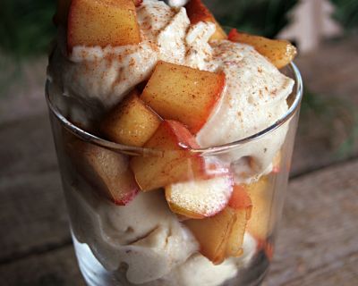 Apfel-Zimt-Nicecream mit glasierten Äpfeln
