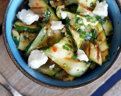 Pikanter Salat von gegrillter Zucchini