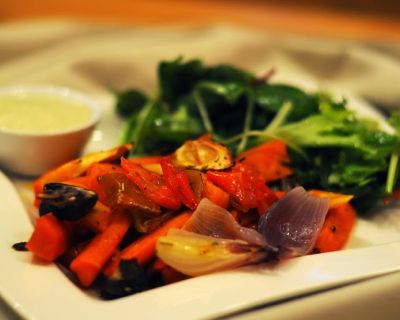 Schmorgemüse mit würzigem Mandeldip