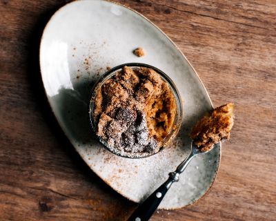 Herbstlicher Apfel-Streusel Mug Cake mit Vollkorn und Zimt