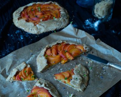 Galette mit Aprikosen, feiner Pistaziencrème, nussigem Haferboden und wunderbar duftendem Lavendelzucker